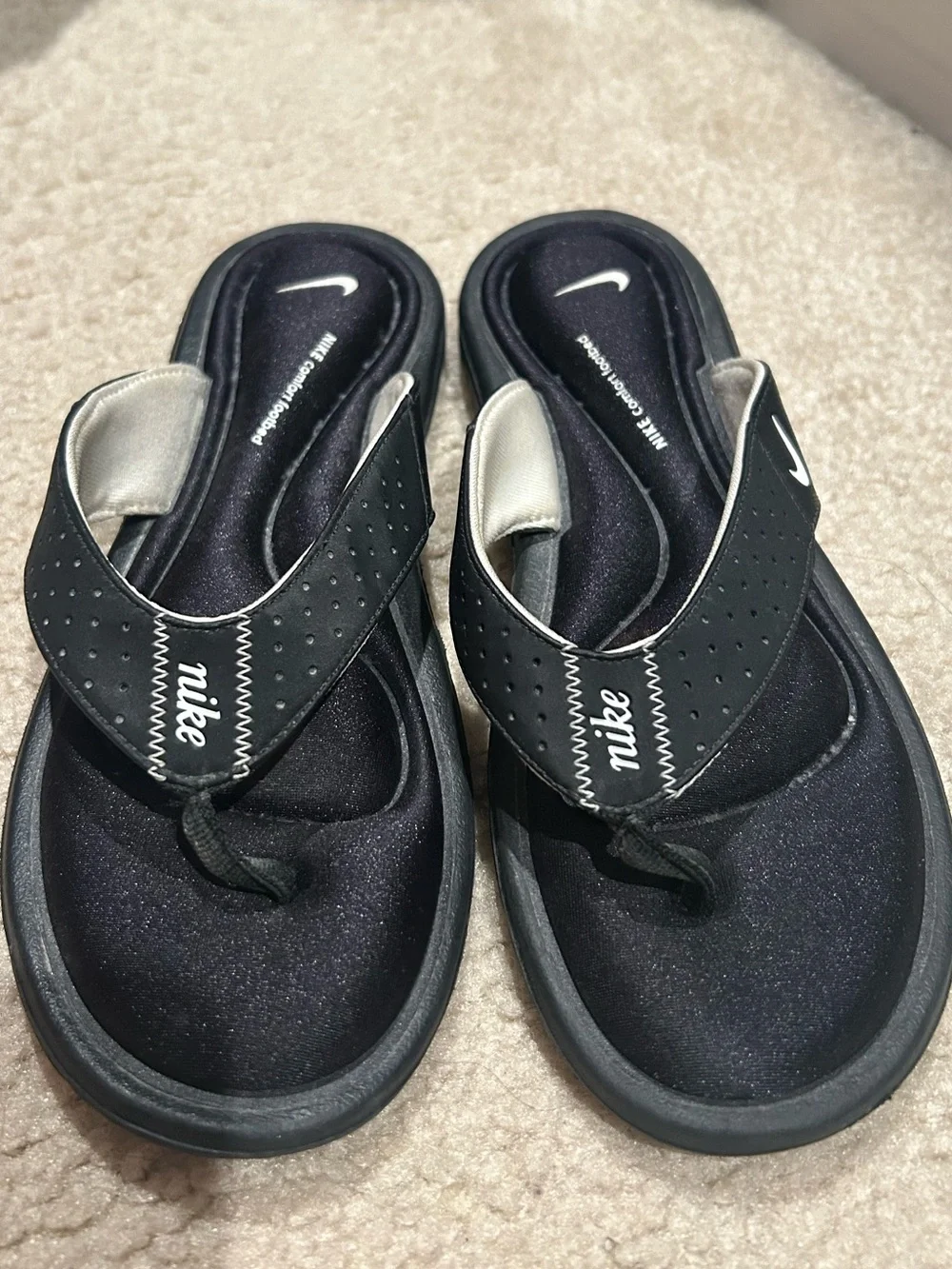 Nike Women’s Comfort Bed Black and White Flip Flops with Cushioned Footbed EUC 8 - Picture 1 of 8